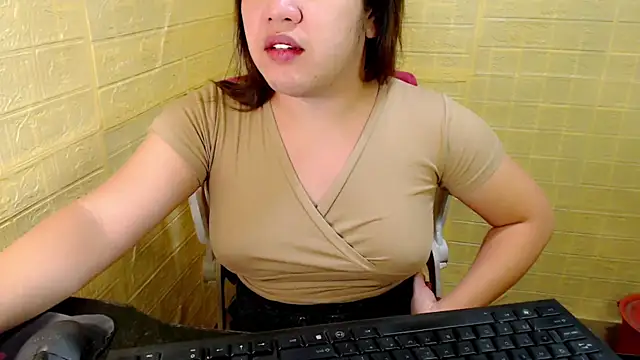 Snapshot of xUrDreamSlutWhore chatting on 22, 10, 2025 xUrDreamSlutWhore online show from 22, 10, 2025