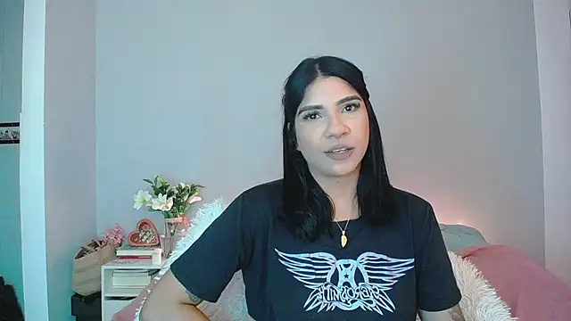 Snapshot of Laura-angeel chatting on 24, 11, 2025 Laura-angeel online show from 24, 11, 2025