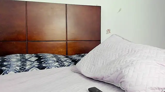 Snapshot of marie_pourtoii chatting on 19, 12, 2025 marie pourtoii online show from 19, 12, 2025