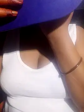 Snapshot of hottiebaba_01 chatting on 13, 10, 2025 hottiebaba 01 online show from 13, 10, 2025