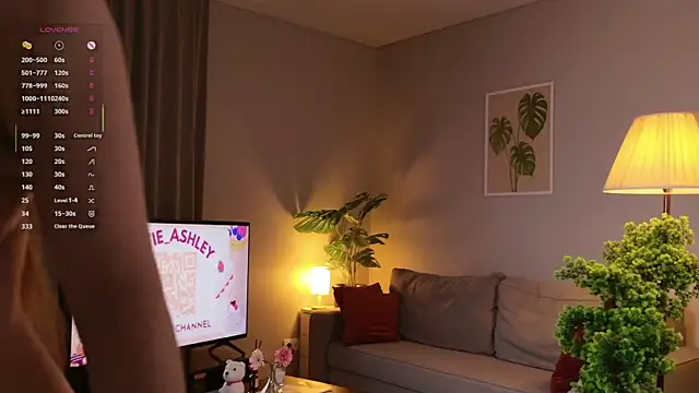 Snapshot of Luna_Foxy chatting on 8, 10, 2025 Luna Foxy online show from 8, 10, 2025