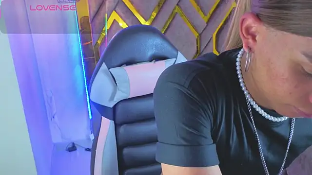 Snapshot of Dom_venena chatting on 14, 12, 2025 Dom venena online show from 14, 12, 2025