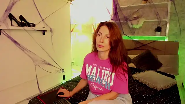 Snapshot of IsabelKiss chatting on 4, 11, 2025 IsabelKiss online show from 4, 11, 2025