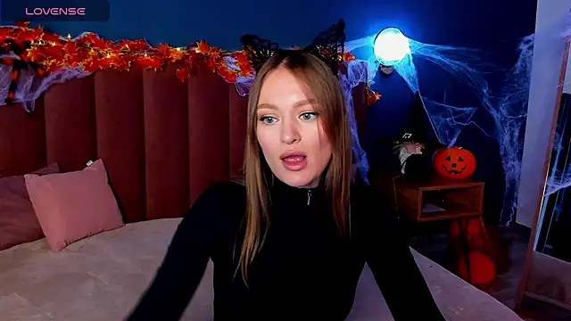 Snapshot of EvelynPoole chatting on 24, 10, 2025 EvelynPoole online show from 24, 10, 2025