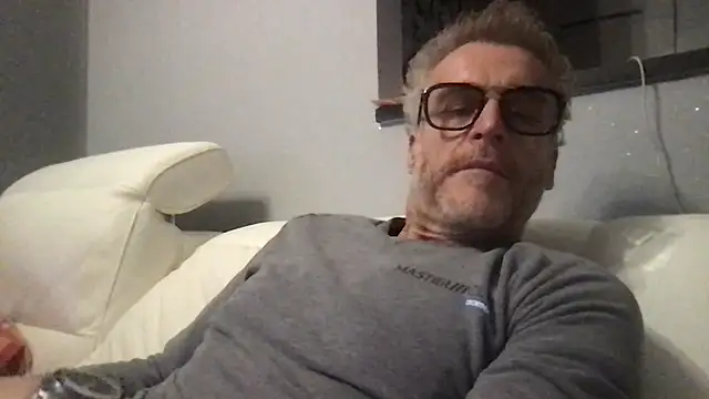 Axl hot online show from 17, 2, 2026