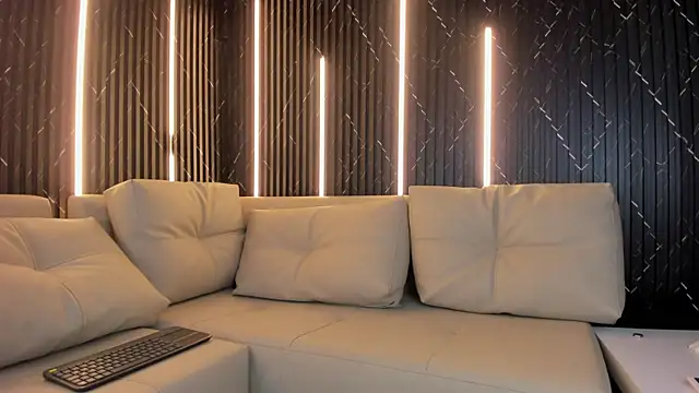 VioletRose as online show from 4, 4, 2026