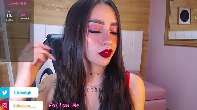 Snapshot of Abril_Velvet_a_ chatting on 3, 10, 2025 Abril Velvet a online show from 3, 10, 2025