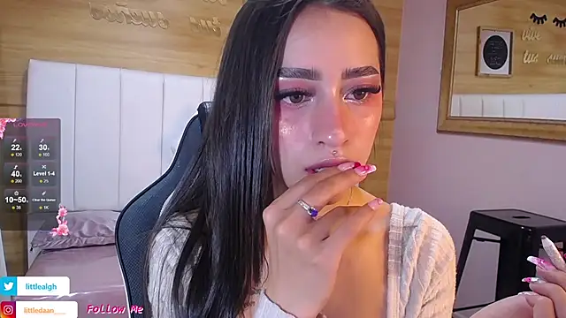 Snapshot of Abril_Velvet_a_ chatting on 8, 10, 2025 Abril Velvet a online show from 8, 10, 2025