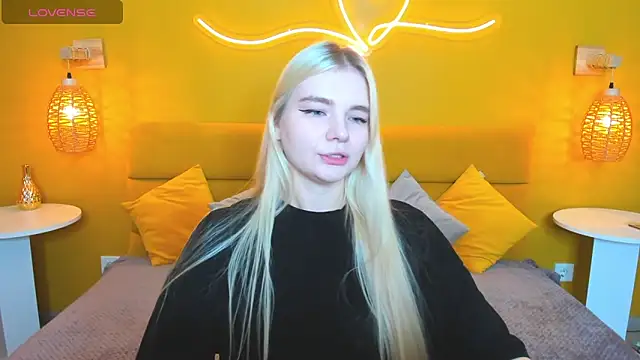 Snapshot of RuthBryant chatting on 16, 11, 2025 RuthBryant online show from 16, 11, 2025