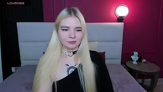 Snapshot of RuthBryant chatting on 18, 11, 2025 RuthBryant online show from 18, 11, 2025