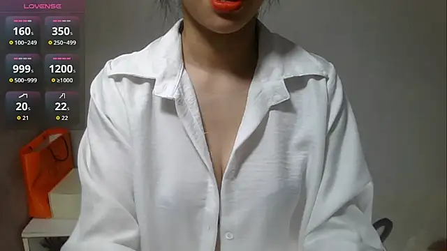 Snapshot of Voyerra_g chatting on 15, 10, 2025 Voyerra g online show from 15, 10, 2025