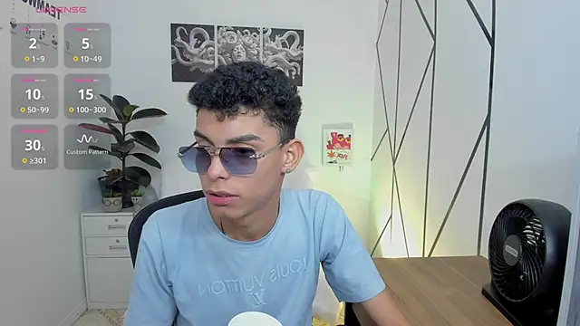 Snapshot of Room_69x chatting on 8, 11, 2025 Room 69x online show from 8, 11, 2025