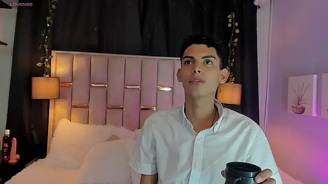 Snapshot of Room_69x chatting on 25, 11, 2025 Room 69x online show from 25, 11, 2025