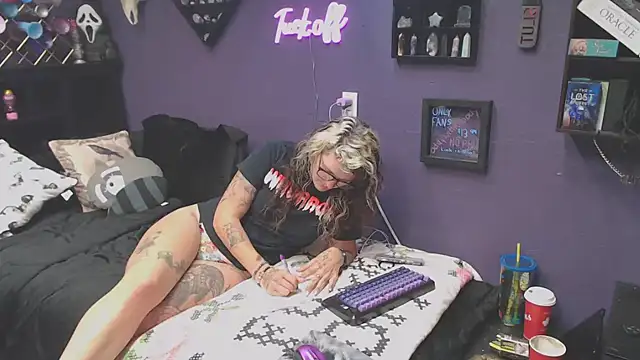 Snapshot of oddywithabody chatting on 24, 10, 2025 oddywithabody online show from 24, 10, 2025