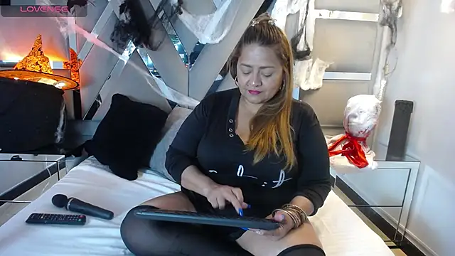 MonzerratBoyer online show from 26, 10, 2025