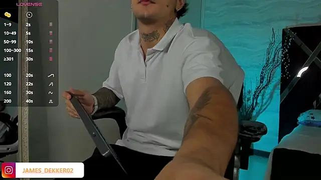 Snapshot of JamesDeker chatting on 9, 10, 2025 JamesDeker online show from 9, 10, 2025