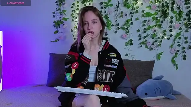 Snapshot of EmmaNovak chatting on 26, 4, 2026 EmmaNovak online show from 26, 4, 2026