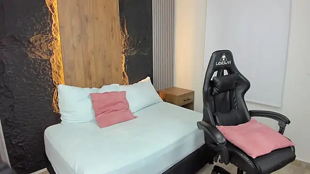 Snapshot of Clara_Luu chatting on 19, 9, 2025 Clara Luu online show from 19, 9, 2025