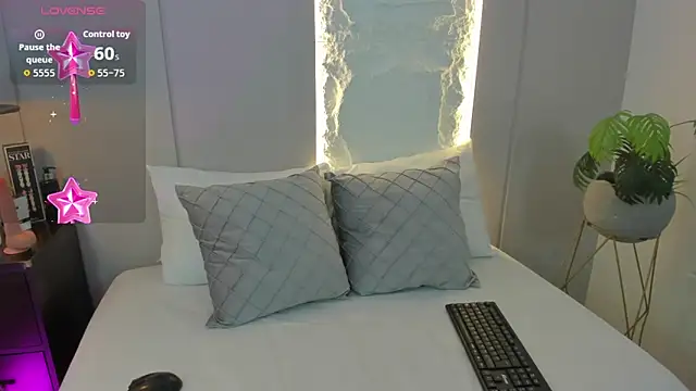 Snapshot of Clara_Luu chatting on 17, 10, 2025 Clara Luu online show from 17, 10, 2025