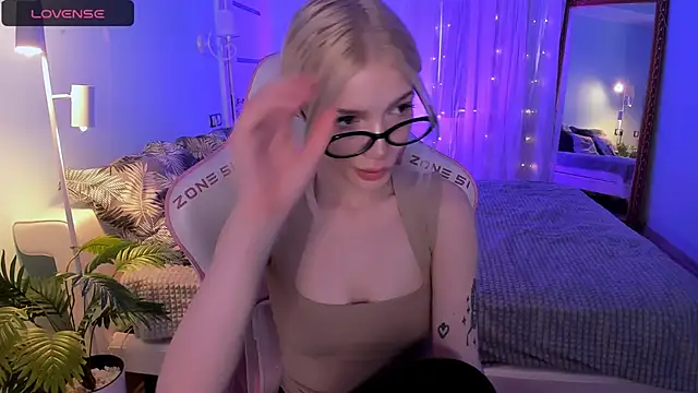 AnyaTaylor  online show from 19, 4, 2026