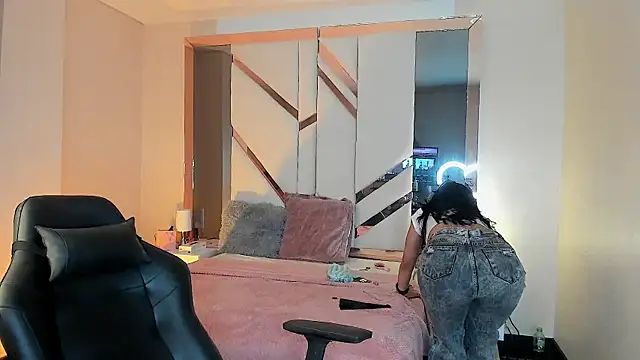 Snapshot of EmmaStonns chatting on 17, 12, 2025 EmmaStonns online show from 17, 12, 2025