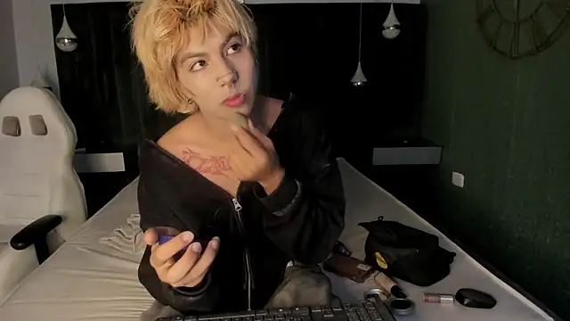 Snapshot of OliIverr22 chatting on 8, 11, 2025 OliIverr22 online show from 8, 11, 2025