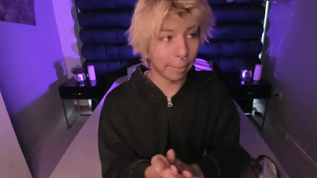 Snapshot of OliIverr22 chatting on 15, 12, 2025 OliIverr22 online show from 15, 12, 2025