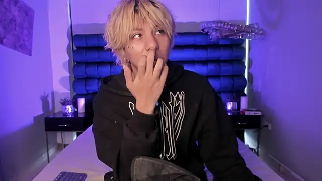 Snapshot of OliIverr22 chatting on 18, 12, 2025 OliIverr22 online show from 18, 12, 2025