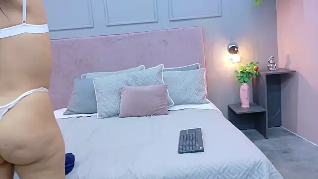 Snapshot of Camila_Hill_ chatting on 8, 10, 2025 Camila Hill online show from 8, 10, 2025