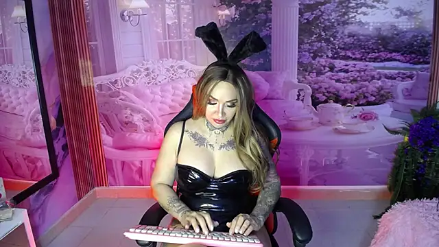 Snapshot of Layla-Watson chatting on 3, 10, 2025 Layla-Watson online show from 3, 10, 2025