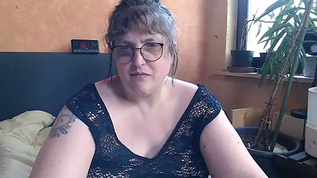 ladyfrombonn online show from 16, 4, 2026