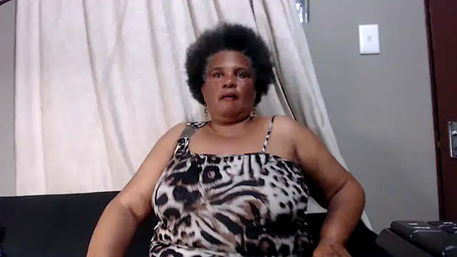 Snapshot of GrandBustyMelon chatting on 25, 11, 2025 GrandBustyMelon online show from 25, 11, 2025