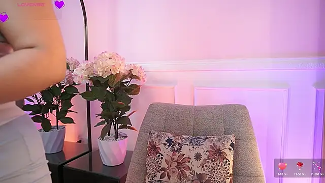 MilaCrave online show from 6, 4, 2026