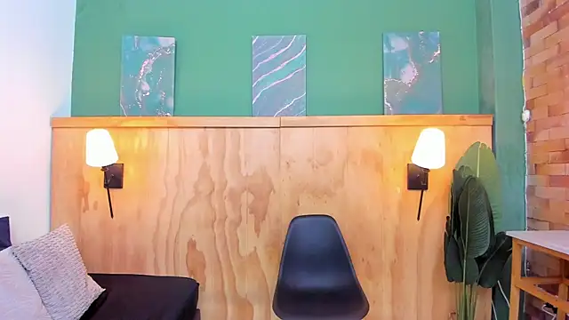 halleylorens online show from 4, 4, 2026