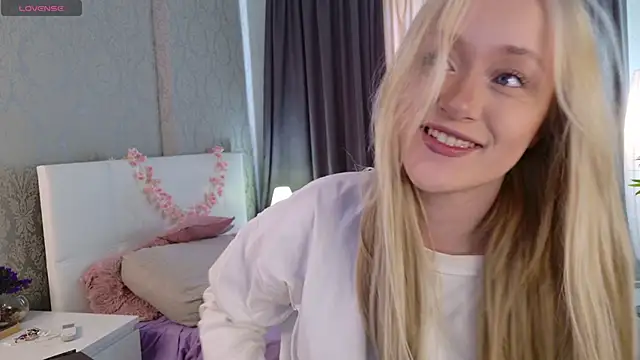 Snapshot of HeyMonkey_ chatting on 7, 3, 2026 HeyMonkey online show from 7, 3, 2026