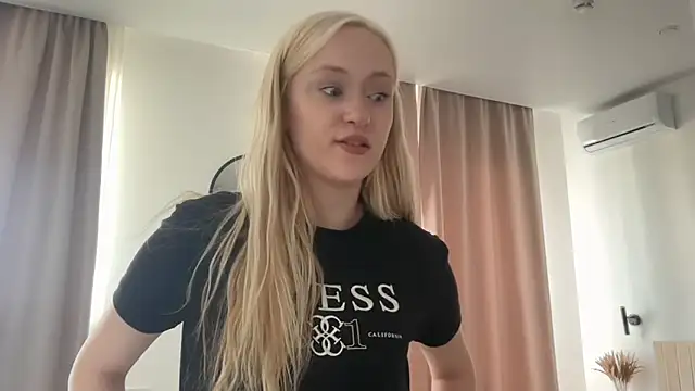 Snapshot of HeyMonkey_ chatting on 4, 4, 2026 HeyMonkey online show from 4, 4, 2026