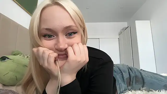 Snapshot of HeyMonkey_ chatting on 11, 4, 2026 HeyMonkey online show from 11, 4, 2026