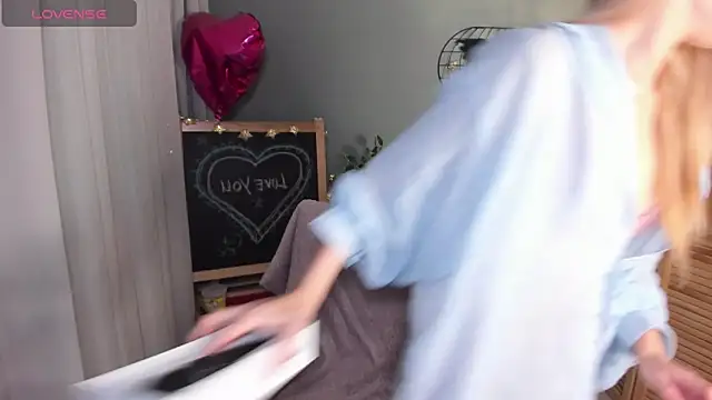 Snapshot of mishapallmer chatting on 2, 10, 2025 mishapallmer online show from 2, 10, 2025