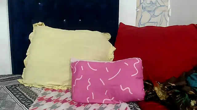 BUNNYCHOWX28 online show from 4, 4, 2026