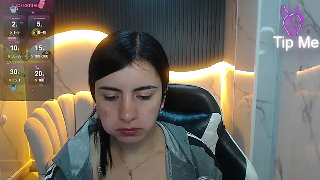 Snapshot of Eilyn_love_b chatting on 13, 10, 2025 Eilyn love b online show from 13, 10, 2025