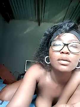 Snapshot of AngelaZamera chatting on 12, 11, 2025 AngelaZamera online show from 12, 11, 2025