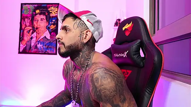 Snapshot of logan_hugh8 chatting on 18, 10, 2025 logan hugh8 online show from 18, 10, 2025