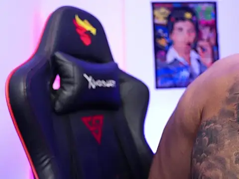 Snapshot of logan_hugh8 chatting on 23, 11, 2025 logan hugh8 online show from 23, 11, 2025