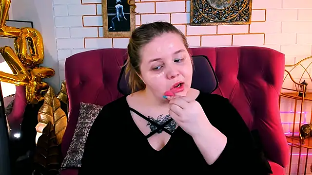 Snapshot of SladaDell chatting on 4, 12, 2025 SladaDell online show from 4, 12, 2025