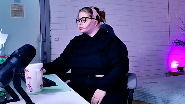 Snapshot of SladaDell chatting on 5, 2, 2026 SladaDell online show from 5, 2, 2026