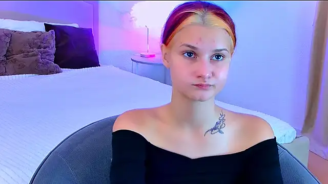 Snapshot of NightOpal chatting on 12, 10, 2025 NightOpal online show from 12, 10, 2025