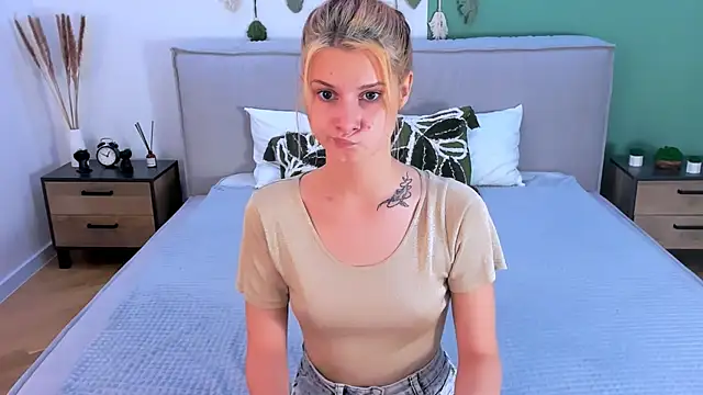 Snapshot of NightOpal chatting on 5, 11, 2025 NightOpal online show from 5, 11, 2025