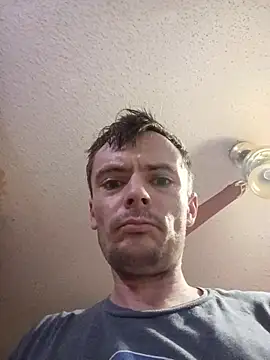 Snapshot of RichardW chatting on 17, 11, 2025 RichardW online show from 17, 11, 2025