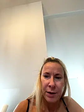 Snapshot of blondi2077 chatting on 11, 10, 2025 blondi2077 online show from 11, 10, 2025