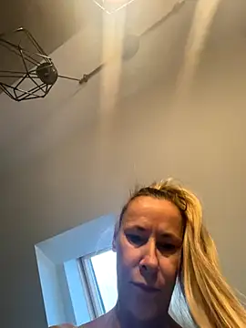 Snapshot of blondi2077 chatting on 25, 10, 2025 blondi2077 online show from 25, 10, 2025